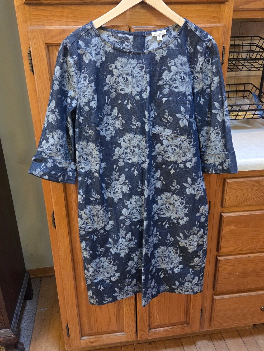Gap women's size 8 denim-feel dresss with front pockets and zipper backg